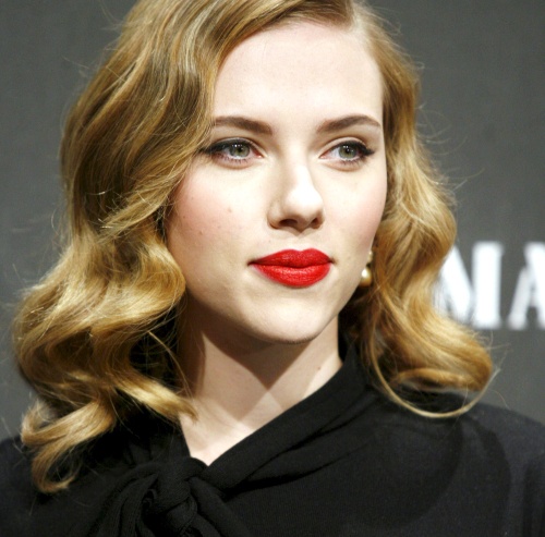 La actriz Scarlett Johansson es la famosa con los labios más irresistibles, según el premio que le otorgó la firma de lencería Victoria's Secret.