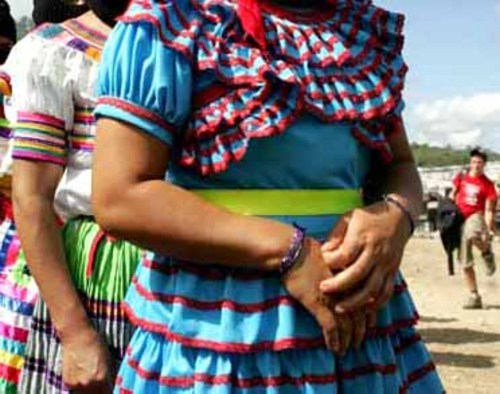 Indígenas, objeto de burla en mall de México