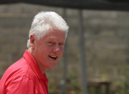 El ex presidente de EU. Bill Clinton rifa su compañía durante un día entero como fórmula para ayudar a pagar la deuda que su esposa, la secretaria de Estado, Hillary Clinton, aún arrastra de la campaña electoral de 2008.