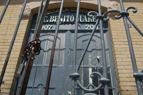 Faltistas. En primarias como la Benito Juárez, ubicada en el Centro de Torreón, suspendieron las clases ayer viernes para adelantar el festejo del Día del Maestro que es este 15 de mayo.  EL SIGLO DE TORREÓN / SERGIO REYES