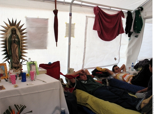 Graves. Seis de los 12 electricistas de Toluca que mantienen una huelga de hambre desde hace 20 días han tenido que ser hospitalizados, informó el SME.  AGENCIA REFORMA