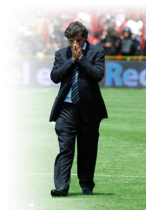 El director técnico de Santos rompió en lágrimas tras perder ante Toluca, en la tercera final que pierde como entrenador. (Ramón Sotomayor C.)