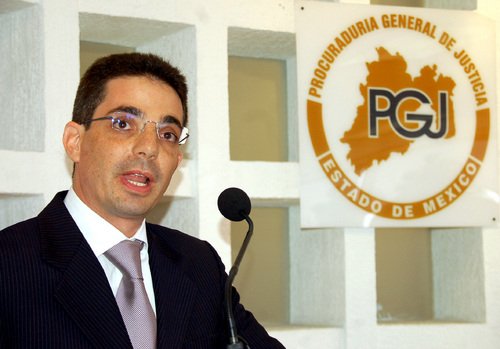 Luego de la polémica generada por las investigaciones que encabezó sobre la muerte de la menor Paulette Gebara Farah, Alberto Bazbaz Sacal presentó hoy su renuncia al cargo de procurador general de Justicia del Estado de México. (Notimex)
