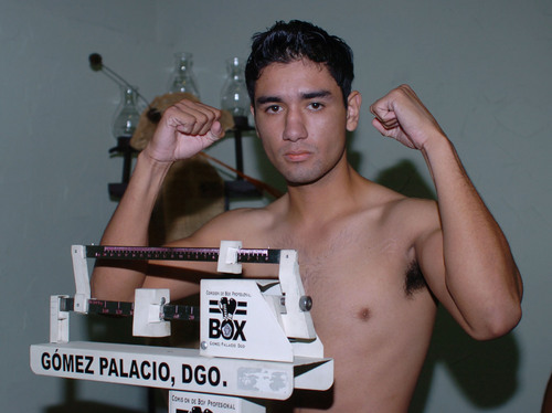 Ricardo 'El Camaleón' Mijares dio ayer sin problema alguno el peso y está listo para enfrentar al capitalino Adrián Hernández en la pelea estrella de la función de box de hoy sábado en el Auditorio Centenario. (Fotografía de Jesús Galindo.)