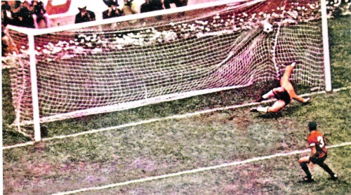 Un penalty bien ejecutado por Gustavo “El Halcón’’ Peña en el Mundial de México 70 le dio la calificación a nuestro país a cuartos de final, siendo entonces cuando surgió el festejo en el Ángel de la Independencia.   