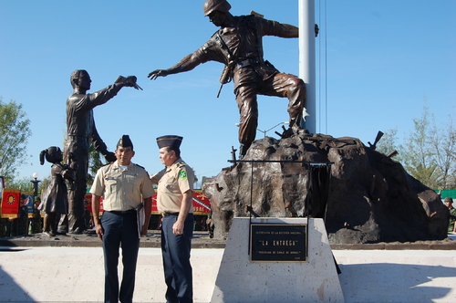 Símbolo. El monumento 'La Entrega' ubicado en la entrada del Cuartel Militar La Joya fue develado ayer.   
