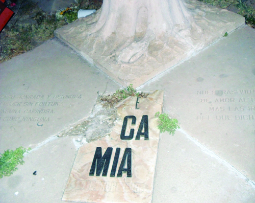 Registrados. La tumba de la emblemática Cuca Mía luce destruida en su placa y en la estructura del monumento.