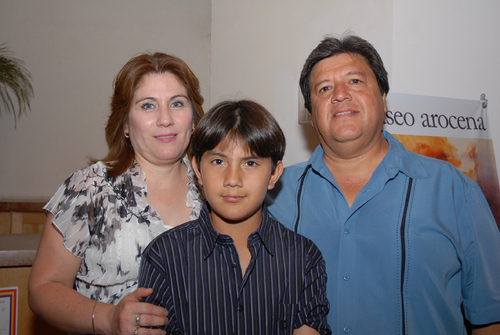 Rosy, su hijo Lorenzo y su esposo Lorenzo Reyes.