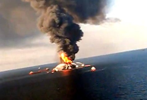 National Geographic difundió las imágenes cuando se hundió la plataforma petrolera Deepwater Horizon, el pasado 22 de abril, desatando el peor desastre ecológico por derrame de crudo hasta ahora.