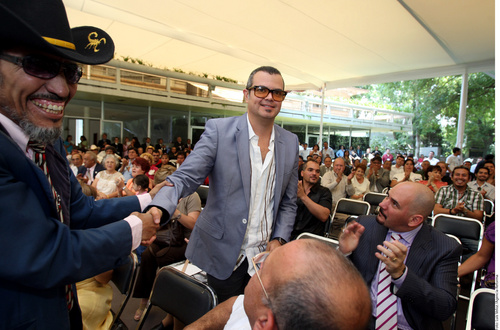 Muy tranquilo. El día de ayer, durante su protesta como miembro del Consejo Directivo de Autores y Compositores de México, Aleks Syntek se deslindó de lo sucedido a su hermano.
