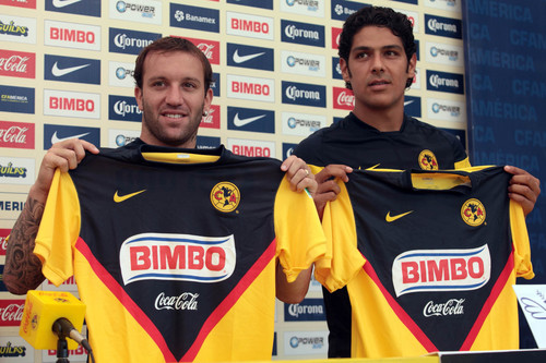 Matías Vuoso y Diego Cervantes recibieron sus respectivas playeras de las Águilas del América ayer. (El Universal)