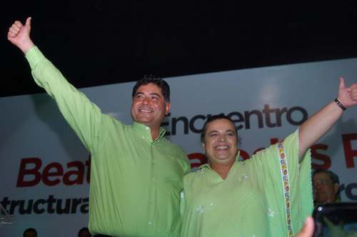 Visita. Paredes acompañó a candidatos en Gómez. 