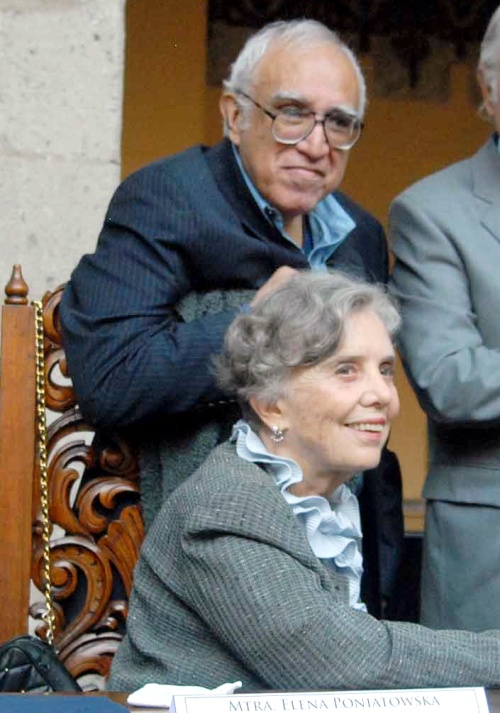 Tras lamentar la muerte de Carlos Monsiváis, la escritora Elena Poniatowska enfatizó que si alguien le hace falta a México, es precisamente ese escritor y cronista.