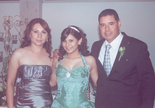 Ximena Gabriela en su festejo de XV años con sus papás Sra. Araceli Basurto e Ing. Jorge Alberto Coronado Hernández.