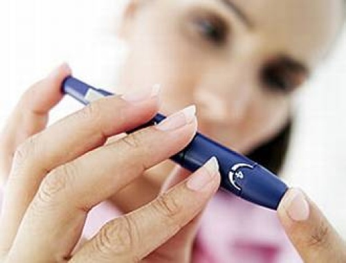 La silimarina puede traer efectos de nauseas, vómito, dolor abdominal, mareo, colapso y/o urticaria.