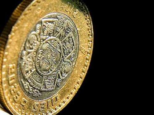 Dinero. La estrategia de política monetaria implementada por Agustín Cartens favorecerá a la moneda mexicana.  ARCHIVO