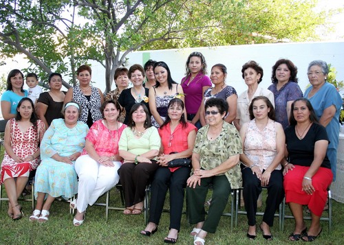 Familiares y amigas de María del Sol acompañándola en su fiesta prenupcial.