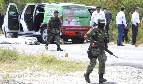 Emboscada. Soldados aseguran el lugar donde quedaron las dos camionetas que fueron atacadas por un grupo armado. Rodolfo Torre. 