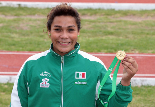 Celia Dzul, acostumbrada a ganar medallas en lanzamiento de bala, muestra su oro conseguido en una prueba donde impuso récord mexicano. México logra 5 medallas de oro en atletismo