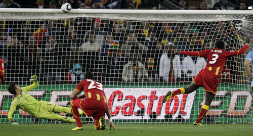 Asamoah Gyan estrelló en el poste el balón al ejectuar el penal que pudo darle a Ganah el pase a las semifinales en la Copa del Mundo Sudáfrica 2010. (AP)