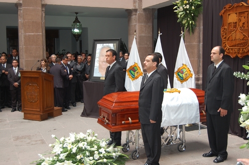 Recuerdo. Ayer en Saltillo se realizaron tres homenajes póstumos a Horacio del Bosque Dávila. A la derecha, la hija del secretario de Obras Públicas llora la muerte de su padre.