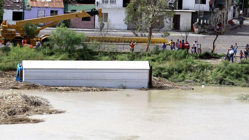 Los daños ocasionados por las lluvias de los últimos días obligaron al cierre de las carreteras de cuota y libre Monterrey-Laredo, por el desbordamiento del río Salado y el derrumbe parcial de los puentes, a la altura de Sabinas Hidalgo. (AP)
