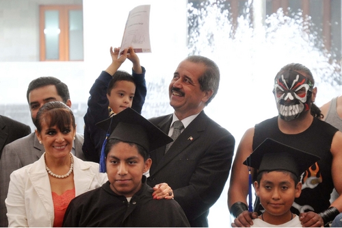 Premios.  El secretario de Salud entrega de reconocimientos a alumnos del programa 'Sigamos Aprendiendo en el Hospital'.