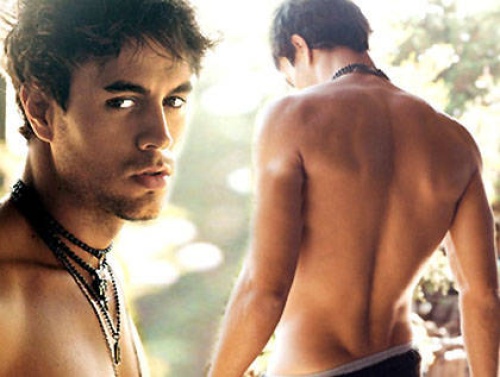 El cantante español Enrique Iglesias aseguró que hará esquí acuático desnudo frente a la costa de Miami tal y como prometió sí la selección española de futbol resultaba campeona en el Mundial de Sudáfrica.