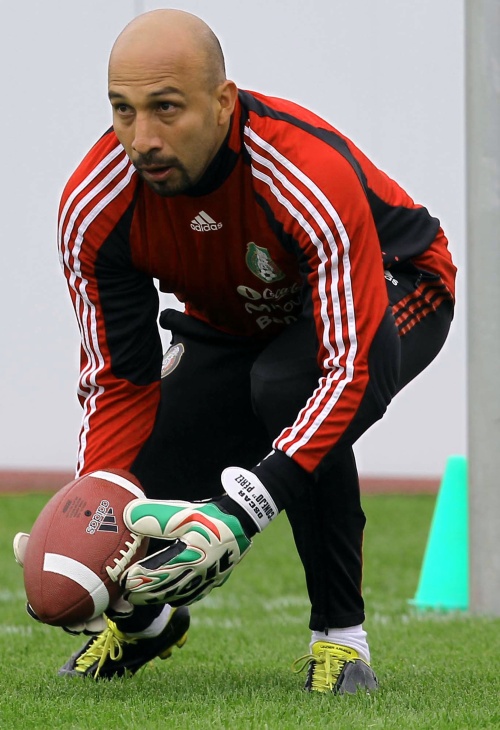 El guardameta titular en la Copa del Mundo Sudáfrica 2010 por México, Oscar 'Conejo' Pérez, será firmado por el recién ascendido Necaxa para jugar el Torneo Apertura 2010 en la Primera División.