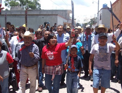 Recibimiento. La activista América del Valle regresa a San Salvador Atenco, luego de permanecer refugiada en la embajada de Venezuela.