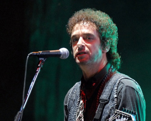 El estado de salud del rockero argentino Gustavo Cerati permanece sin cambios, dos meses después de haber sufrido un accidente cerebro-vascular que lo mantiene en estado de coma, informaron hoy sus familiares.