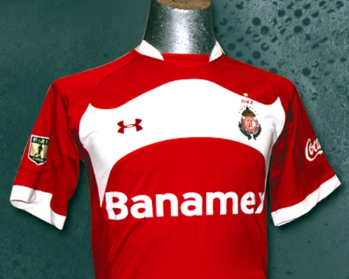 Aspecto de la playera del campeón de futbol mexicano Toluca para el Torneo Apertura 2010, la cual será realizada por la marca Under Armour. (El Universal)