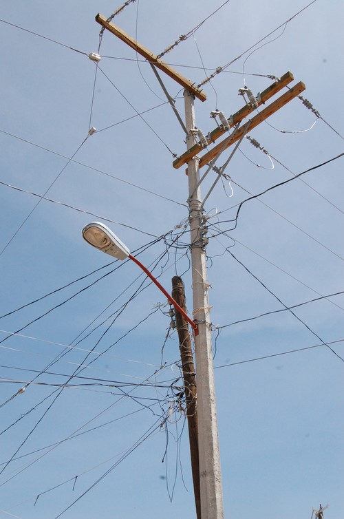 Atención. Hacen mejoras también en las colonias de la periferia de la ciudad, para eficientar la seguridad con iluminación.  EL SIGLO DE DURANGO 