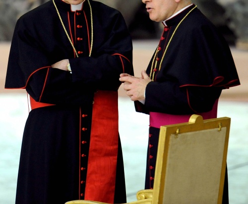 Un semanario italiano publicó un reportaje sobre sacerdotes que acuden a bares gay, y que incluso sostienen relaciones homosexuales en sus casas.