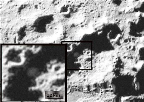 Nueve meses después de impactar la Luna con un proyectil para estudiar su estructura los científicos saben con seguridad que en el satélite de la Tierra hay agua, pero siguen sin saber cuál es su origen.
