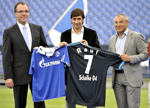 Raúl ya tuvo en sus manos la camiseta con el número '7' del Schalke 04, ya que se ha querido que en el equipo alemán lleve el mismo dígito que ha lucido tanto en el Real Madrid como con la selección absoluta española. (AP)