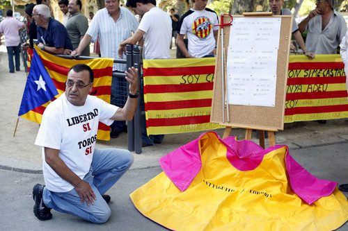 Defensores de las corridas de toros se manifestaron a las puertas del Parlamento de Cataluña donde se votó en contra de las corridas. (EFE)