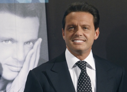 Luis Miguel estrena el próximo lunes 'Labios de miel', la primera canción de su nuevo disco, que saldrá a la venta digital al día siguiente, 3 de agosto, según informó hoy la discográfica Warner.