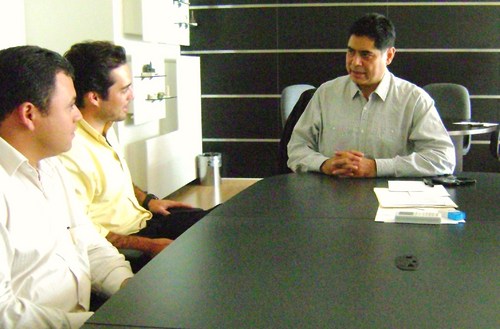 Empleos. El Gobernador electo Jorge Herrera Caldera confirmó el próximo inicio de operaciones de una fábrica de estructuras de acero en la localidad, misma que generará fuentes de empleo, y que a la vez, abre la posibilidad de alianzas entre inversionistas de Durango y Nuevo León, para explorar y hacer crecer la industria del acero y sus derivados en la entidad.  