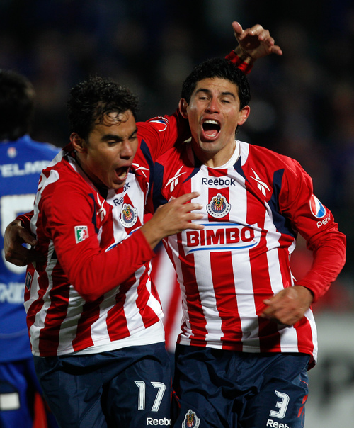 Omar Bravo y Jonny Magallón, artífices de la hazaña rojiblanca, celebran el pase de su equipo a la gran final del torneo continental más añejo. (AP) 