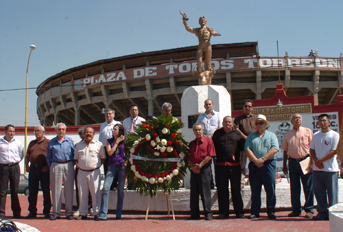 Se realizó la colocación de la ofrenda floral y guardia de honor ante el monumento del matador de toros 'Valente Arellano'. Renombrarán Plaza de Toros de Torreón
