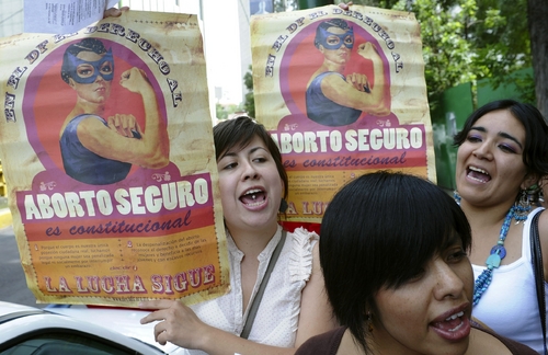 Protesta. Mujeres protesta en Ciudad de México contra el encarcelamiento de 6 mujeres 'por causas de aborto'.  EFE