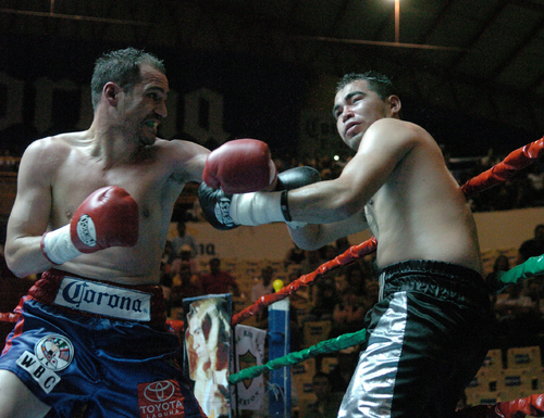 En su última pelea despedazó y cobró revancha del regiomontano Érik 'Huracán' Esquivel, a quien mandó al hospital luego de una serie de combinaciones que definieron el pleito a su favor en el cuarto episodio. (Archivo)