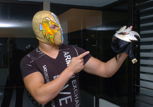 Ángel de Oro muestra orgulloso la máscara que le ganó a Fabián 'El Gitano'. (Fotografía de Jesús Galindo)