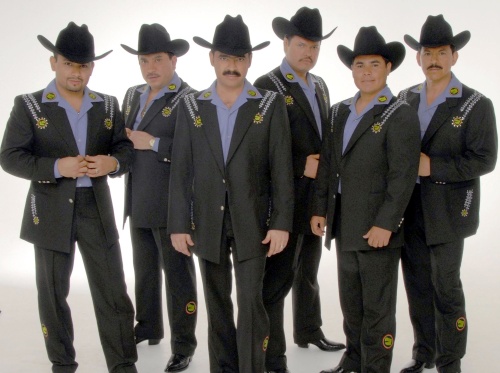En pleno concierto el cantante Mario Quintero, líder de Los Tucanes de Tijuana, interrumpió su número musical para lanzar un par de peculiares saludos a dos de los criminales más sanguinarios relacionados con el narcotráfico en México: El Teo y El Muletas.