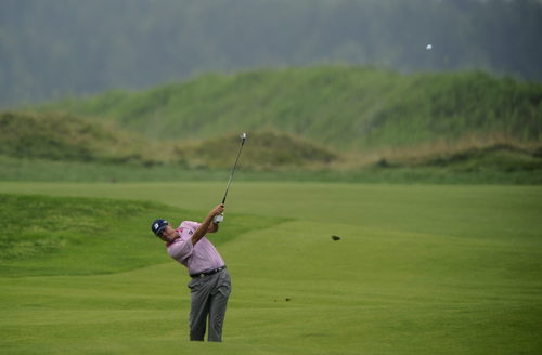 El golfista Matt Kuchar se mantiene como líder en el PGA Championship, que se juega en un complicado clima al lado del Lago Michigan. (EFE)
