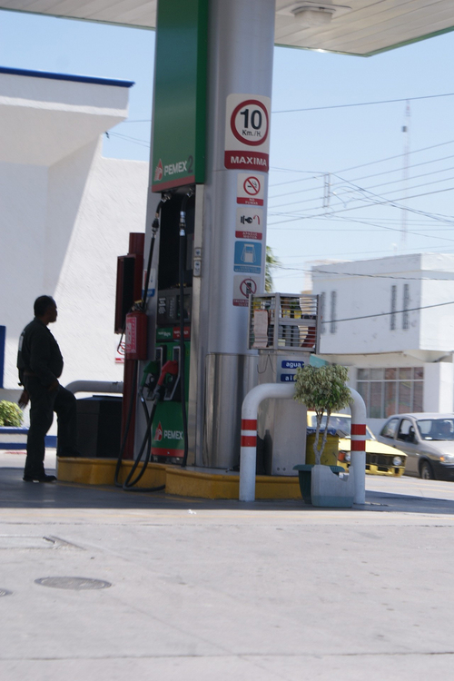 Susto. Un despachador de gasolina fue encañonado y el ladrón hizo un disparo al aire para que le entregaran pronto el dinero.  EL SIGLO DE TORREÓN