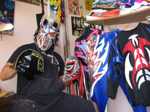 Muchos son los famosos que lucen en el ring equipos y máscaras del Hooligan. Alterna su rudeza en el ring con un fino trabajo en su taller de costura.