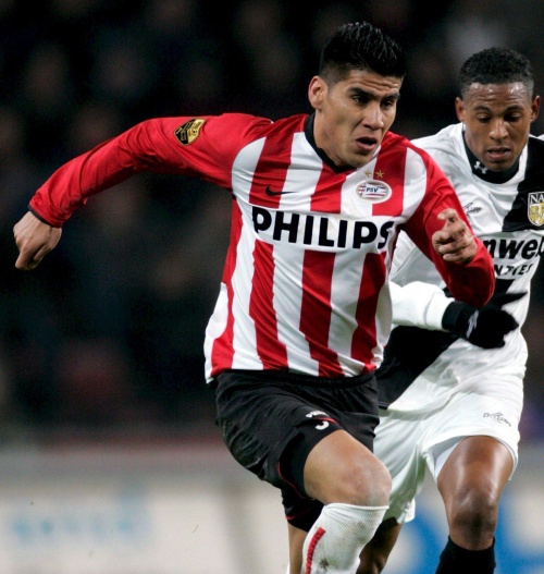 El futbolista mexicano Carlos Salcido podría ser transferido del PSV Eindhoven, por lo que no viajó con el restó del equipo para el encuentro frente al Sibir Novosibirsk de Rusia en partido de la ronda clasificatoria de la Europa League.