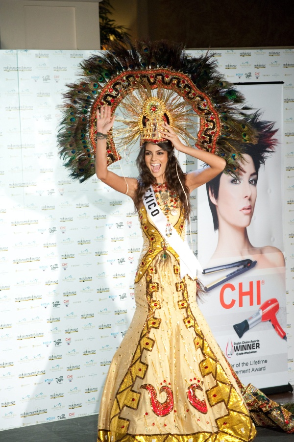 Miss México posa en traje regional para concurso Miss Universo 2010. (EFE)